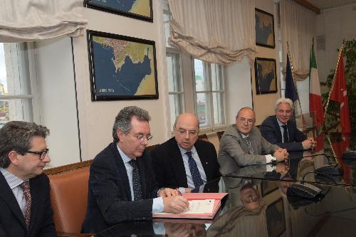 L'assessore regionale alle Infrastrutture, Graziano Pizzimenti, alla sigla dell'accordo per lo spostamento del punto franco dal Porto vecchio di Trieste all'area industriale del Comune di San Dorligo della Valle di proprietà di Interporto spa.